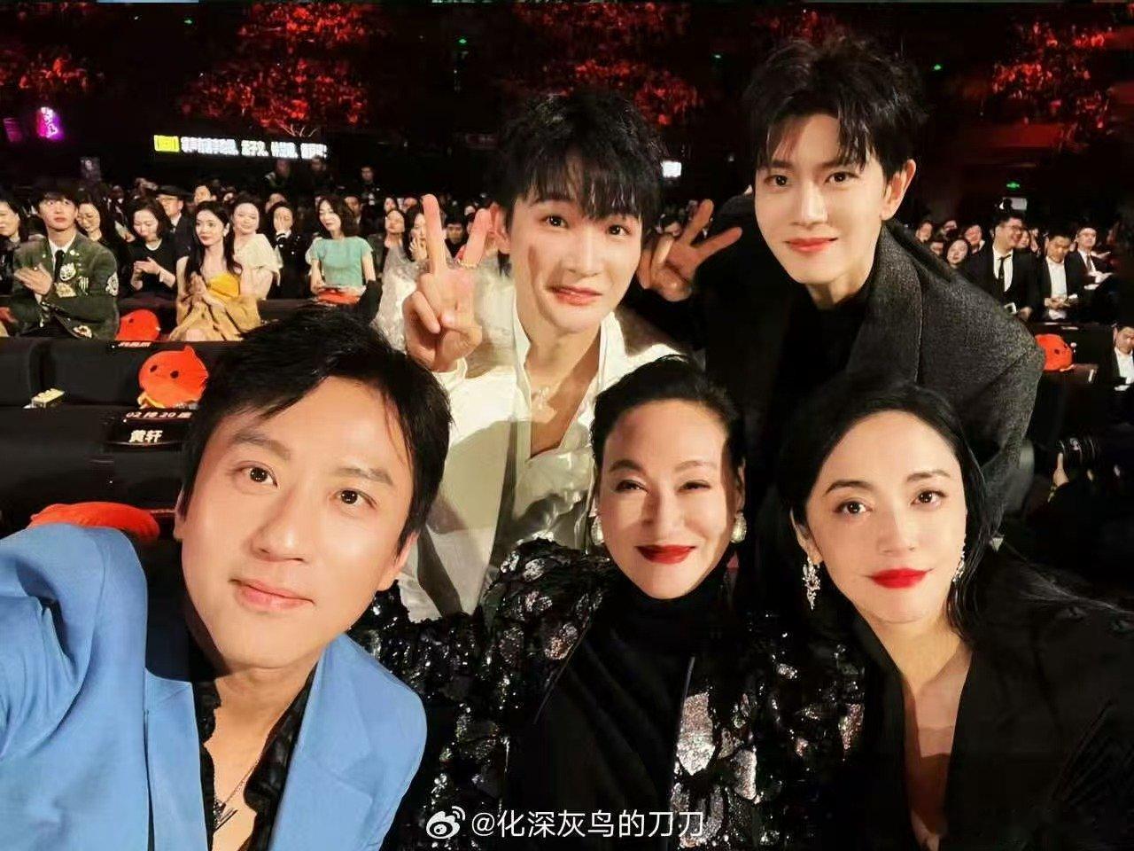 汤唯给周深送花篮 汤唯周深很熟吗看到鸟巢后台汤汤花篮，不少人一头雾水，原来是汤唯