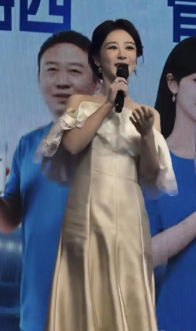 杨紫带爸爸上台全场尴尬，法令纹一模一样，网友说不愧是亲爹 