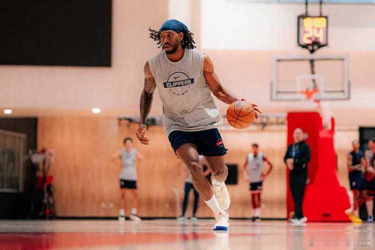 北京时间12月16日，NBA常规赛继续进行，洛杉矶快船队（6胜20负）继续连败。
