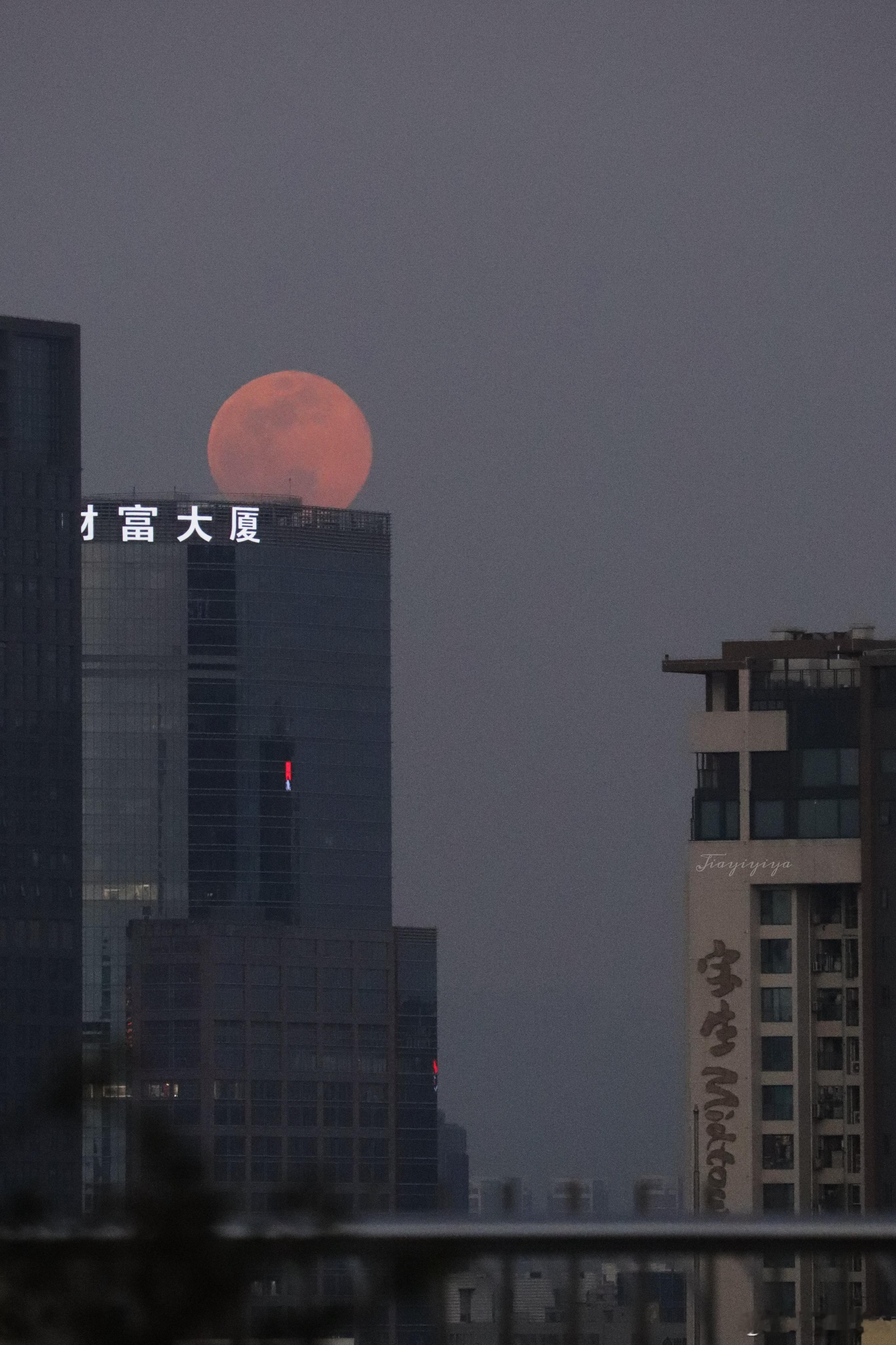 今年的第一个超级月亮➕落日 真的美绝啊 太漂亮了🥹超级月亮