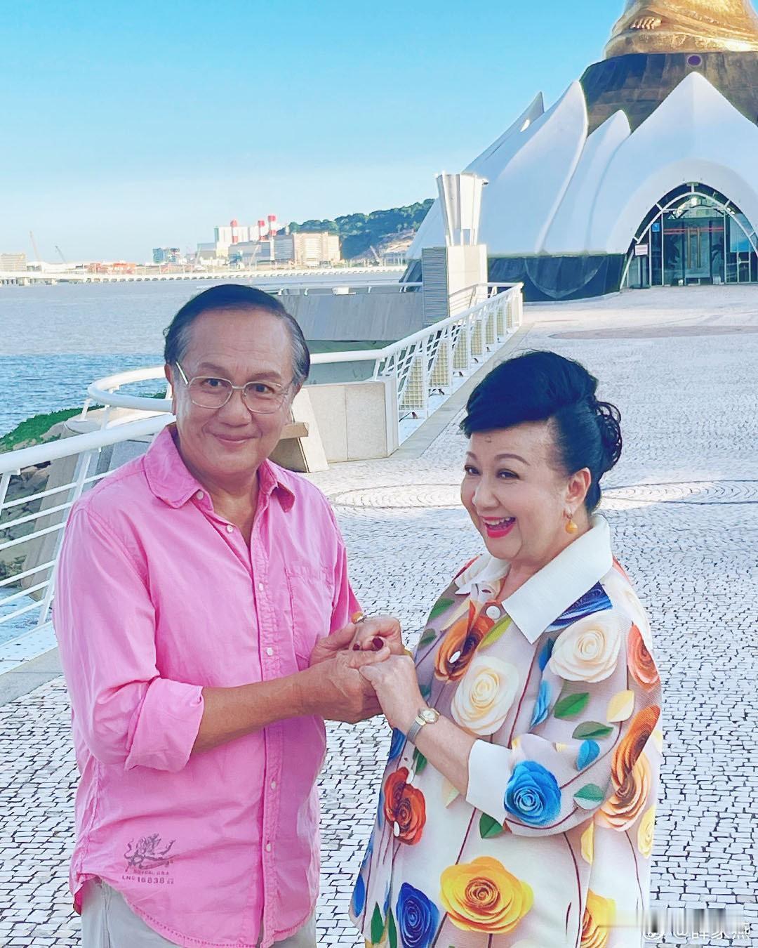 家燕姐她是不会老的吗？小时候她已经是长这样的了！现在她已经75岁了，还和以前一样