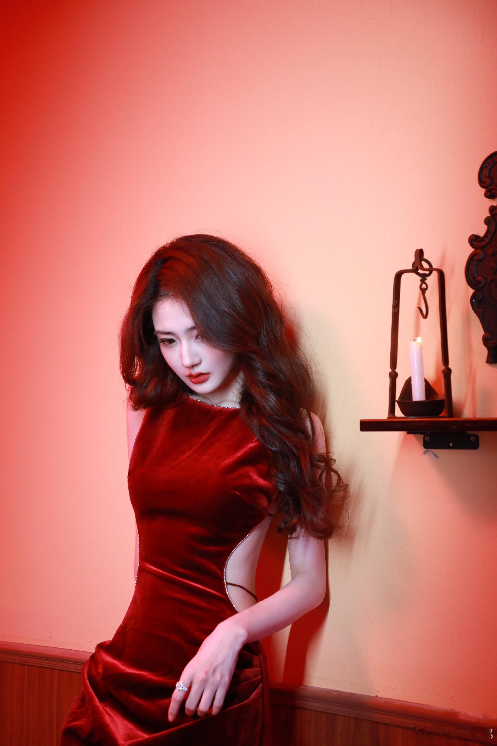 徐璐的美是明艳大气宝子们快看！徐璐新出的写真大片把我美懵了，复古卷发加白套装，法