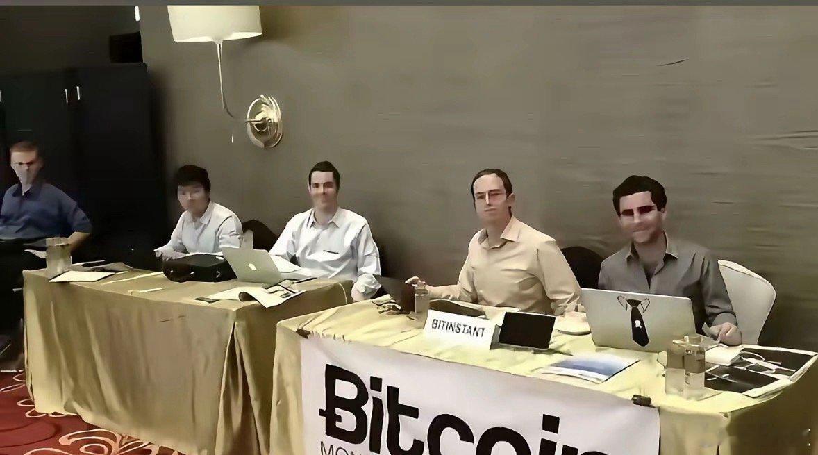 2012年推广比特币的寒酸小展台，注册钱包送100枚比特币的活动，那个时候比特币