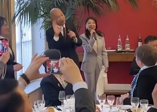 韩国瑜昨晚在窜访法国时的最后一场晚宴上和随行的民进党立委林楚茵带头合唱儿歌。韩国