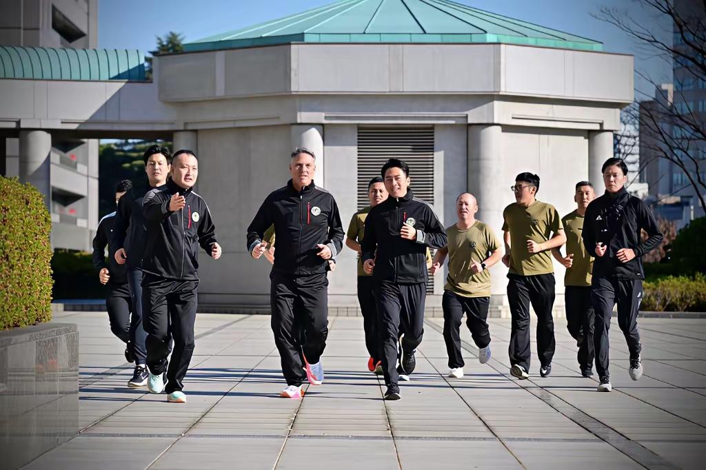 都是政治！难道澳大利亚防长马尔斯也想学马克龙不成。马尔斯访问日本时，也学马克龙在