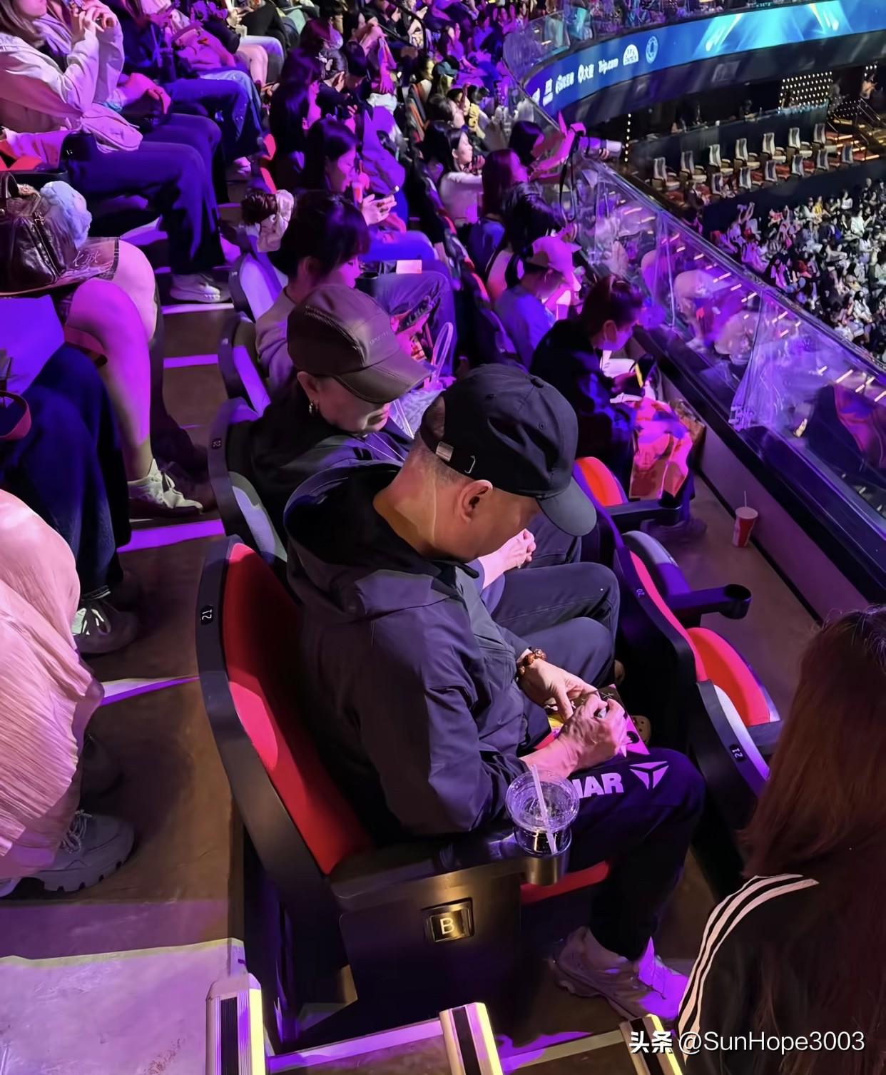 杨指在澳门世界杯的签名，还有玉桥餐厅打卡，
大家说杨指已经从莎粉成功转为莎莎头头