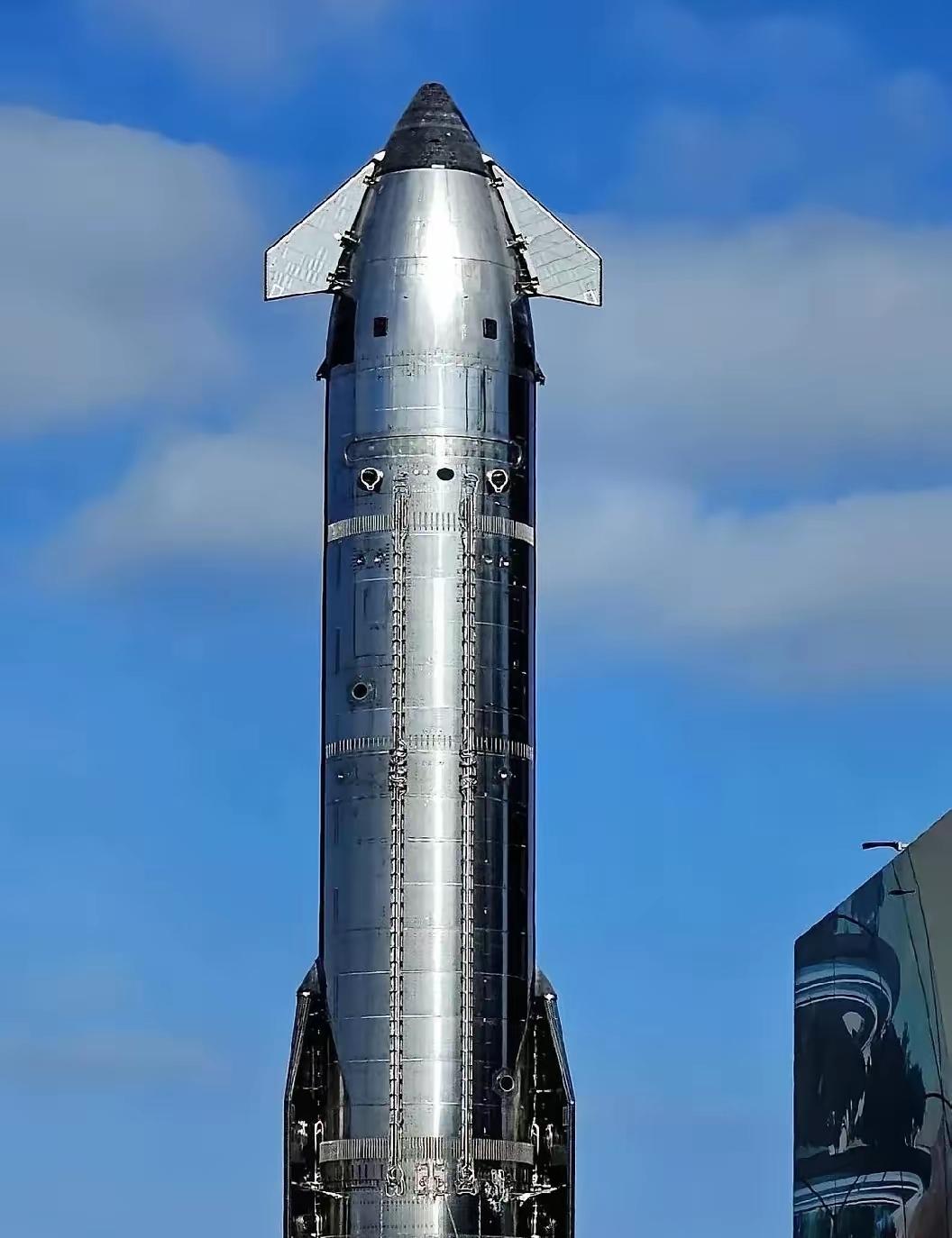 40层楼那么高，5000吨重，33台发动机一起点火——这枚火箭，下个月就要飞了。