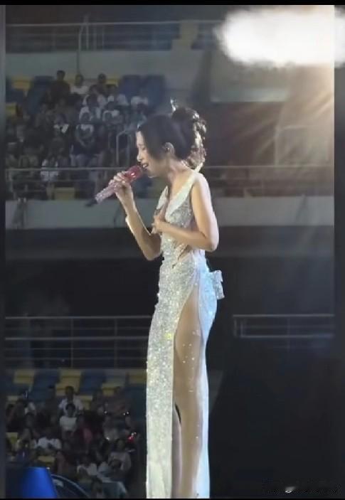 看了莫文蔚这个，
我的高开叉我觉得也可以穿了，
安全性还是挺好的，
以前不敢穿，