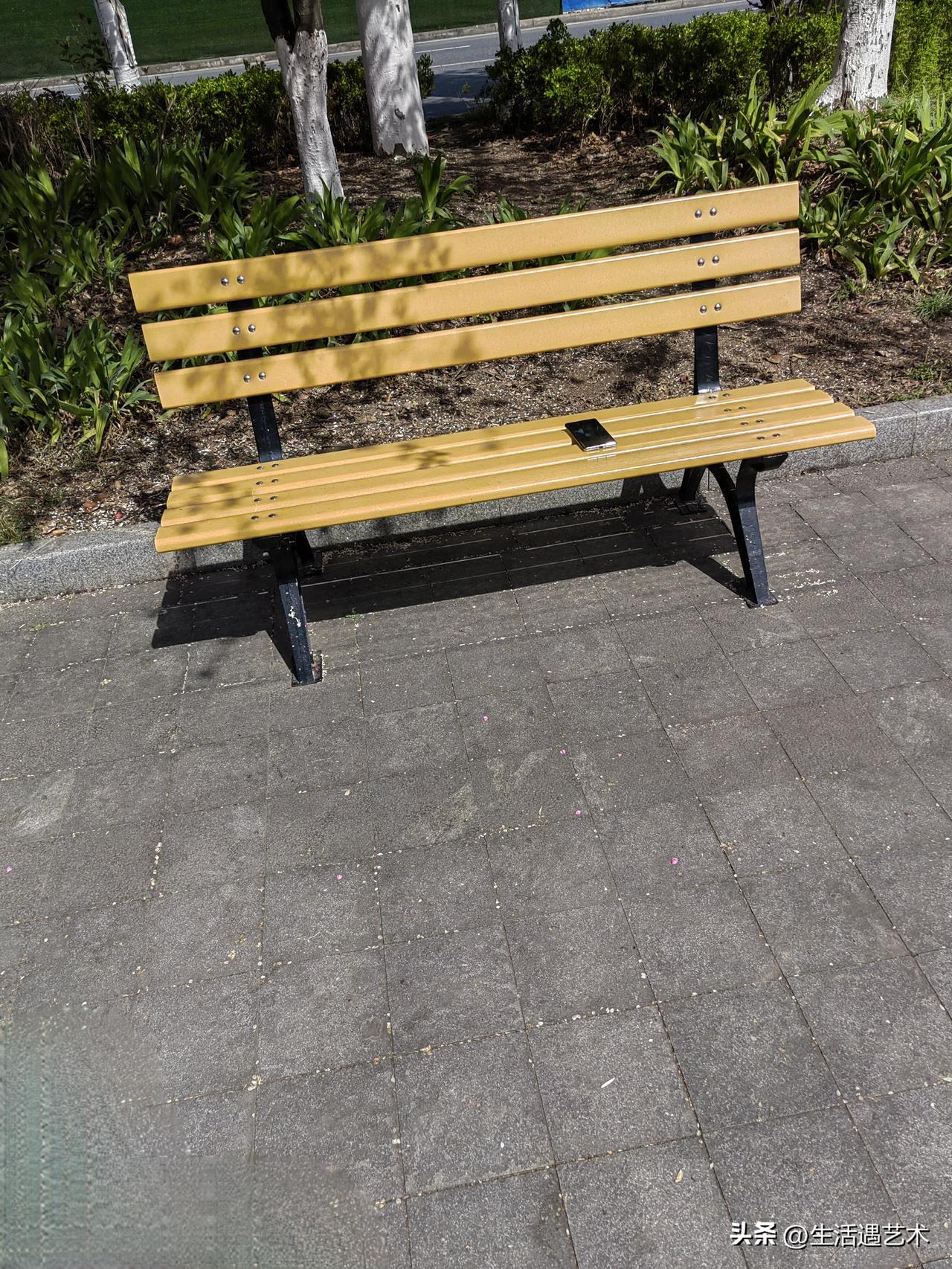 今天3月20日中午晒太阳时，看到别人在凳子上遗失了一部手机。我拿着准备交给当地公