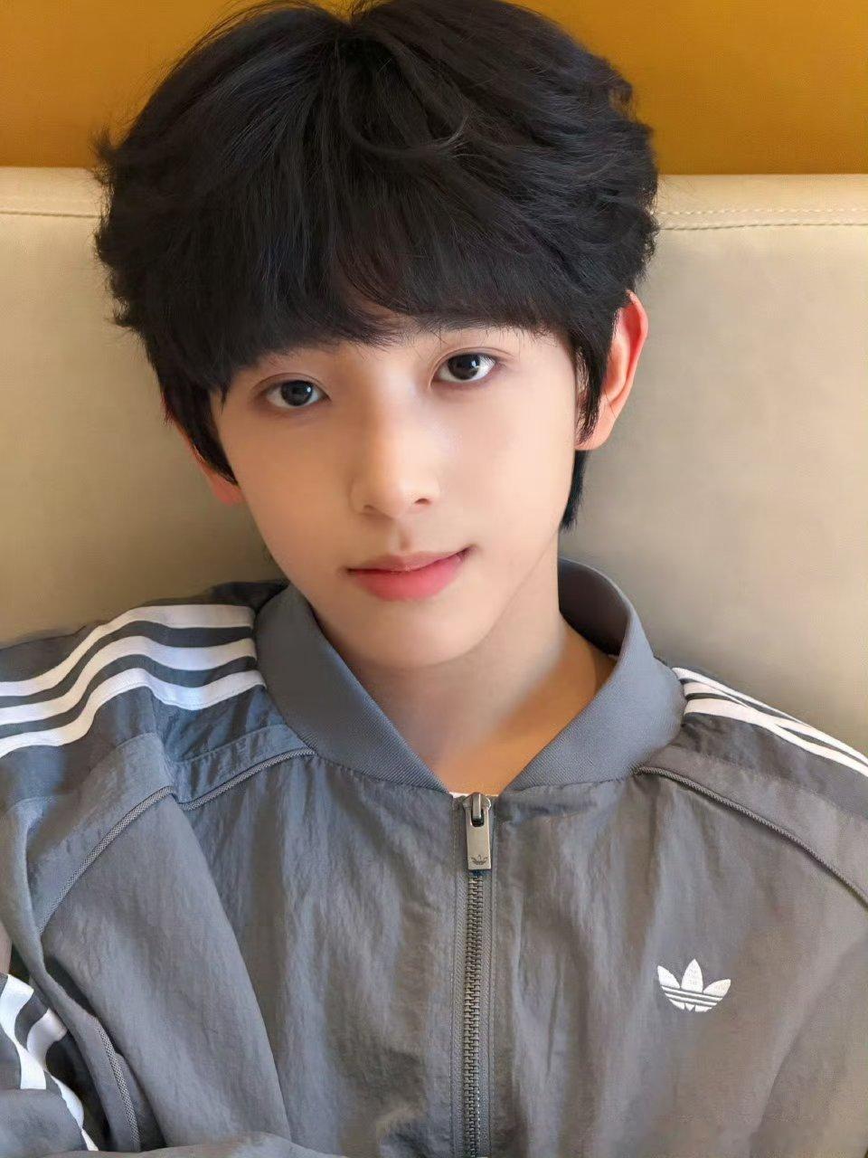 陈浚铭自拍八宫格八宫格里的少年，干净纯粹，自带柔光滤镜，每一帧都值得珍藏🌌 
