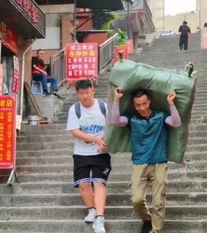 同一个地方，还是父子两人，这就是人生！一样的地点，不一样的年纪岁月无声更替，血脉
