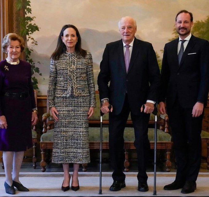 《华尔街日报》关于玛丽亚·科琳娜·马查多救援行动的报道令人震惊：
- 白宫对救援