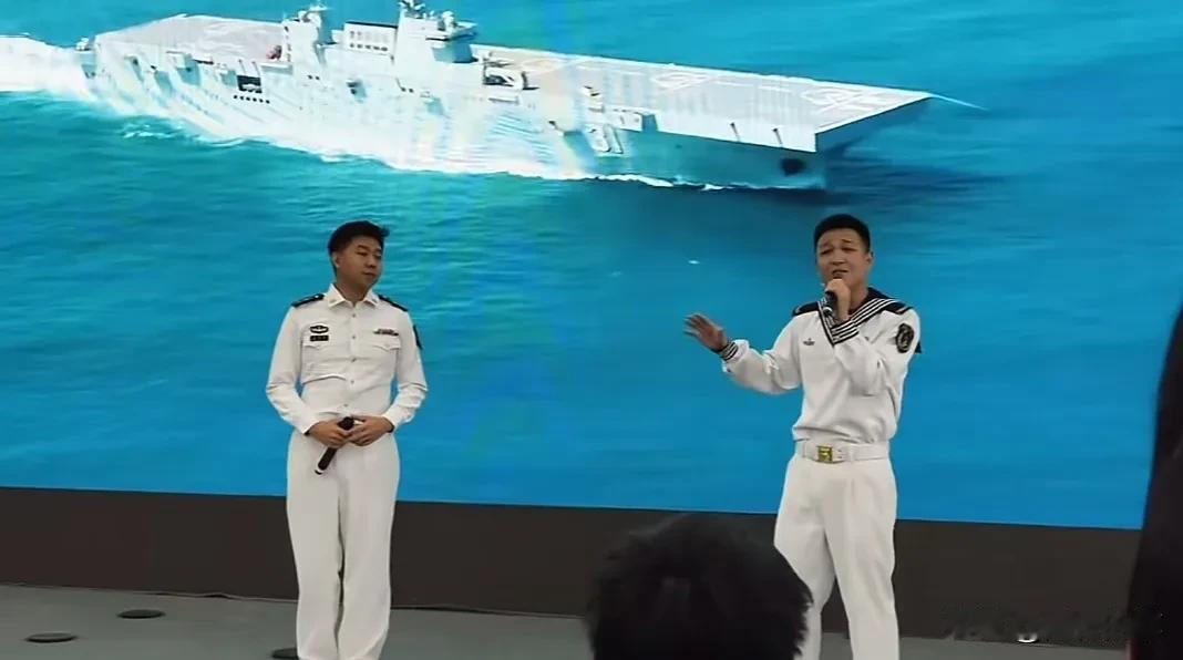 想不到海南舰上的军人才艺也挺厉害啊，在香港开放参观期间，在甲板上不仅和参观市民大