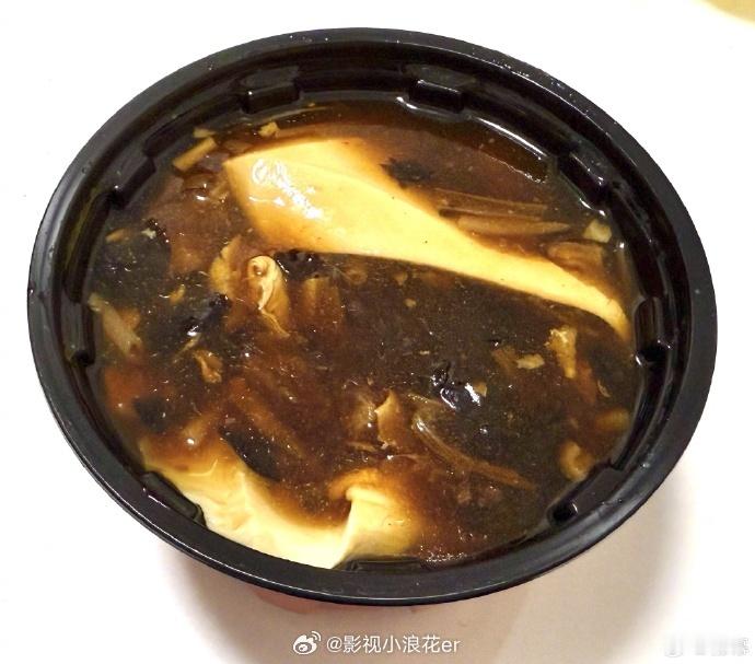 杨幂圆满回家吃上豆腐脑了杨幂也是咸豆腐脑 归家后的杨幂超惬意，吃上咸豆腐脑超满足