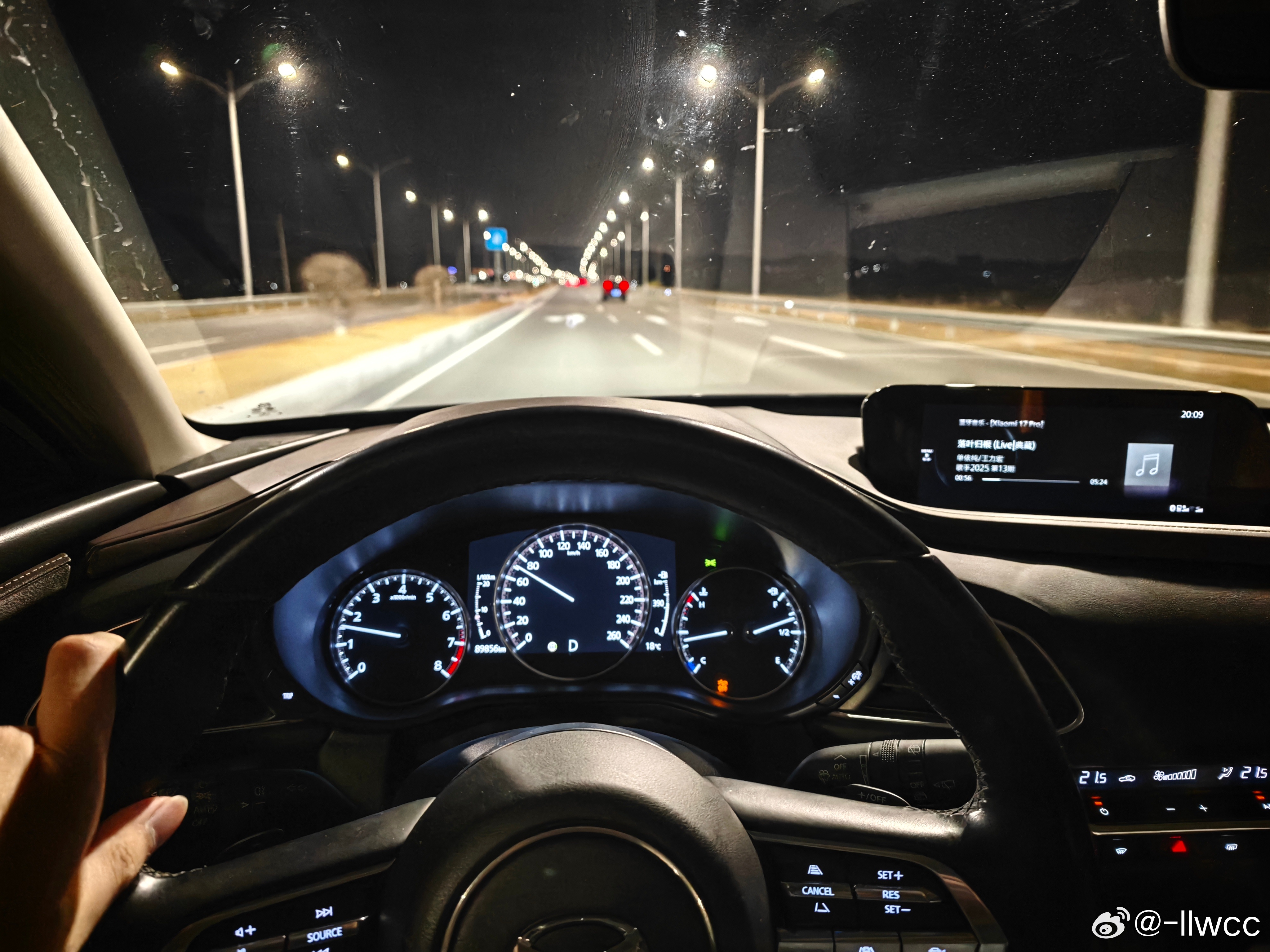 夜晚在平直无车的城市快速路上安稳巡航，听着音响里流出单依纯温和悦耳的歌声，真是太