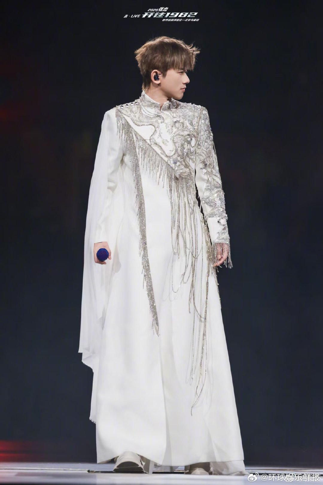 张杰少年中国说给到夯鸟巢现场的《少年中国说》太有感染力！张杰歌声坚定，舞台意境绝