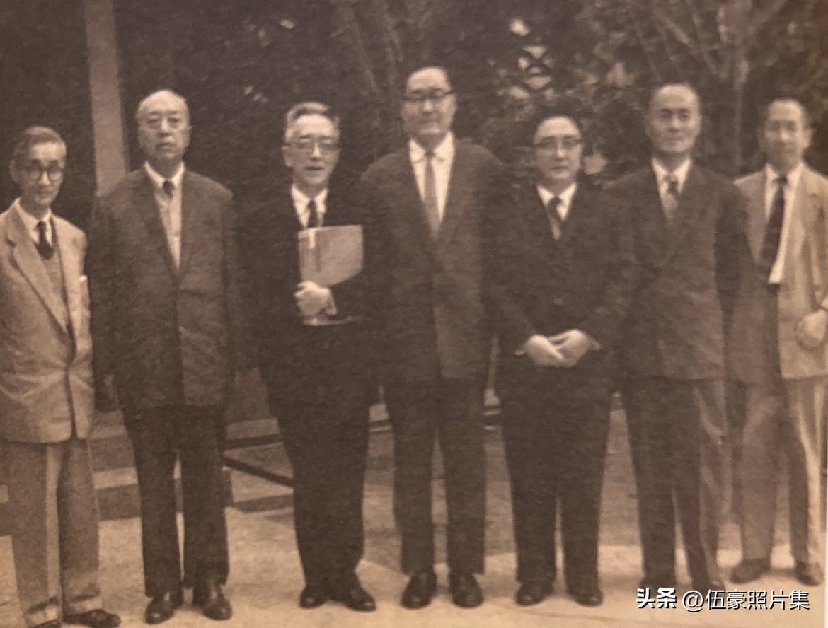 1959年12月17日，胡适六十九岁生日，偕儿子祖望（右三）到台中雾峰北沟“故宫