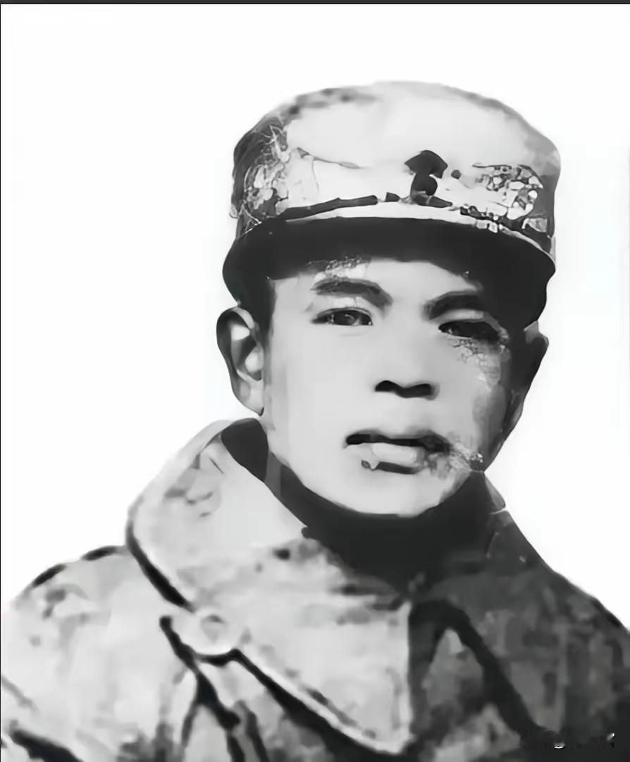 1950年，肖华调京赴任途中，忽见一卖烟小贩，脸色骤变：这不正是当年杀害黄骅的凶