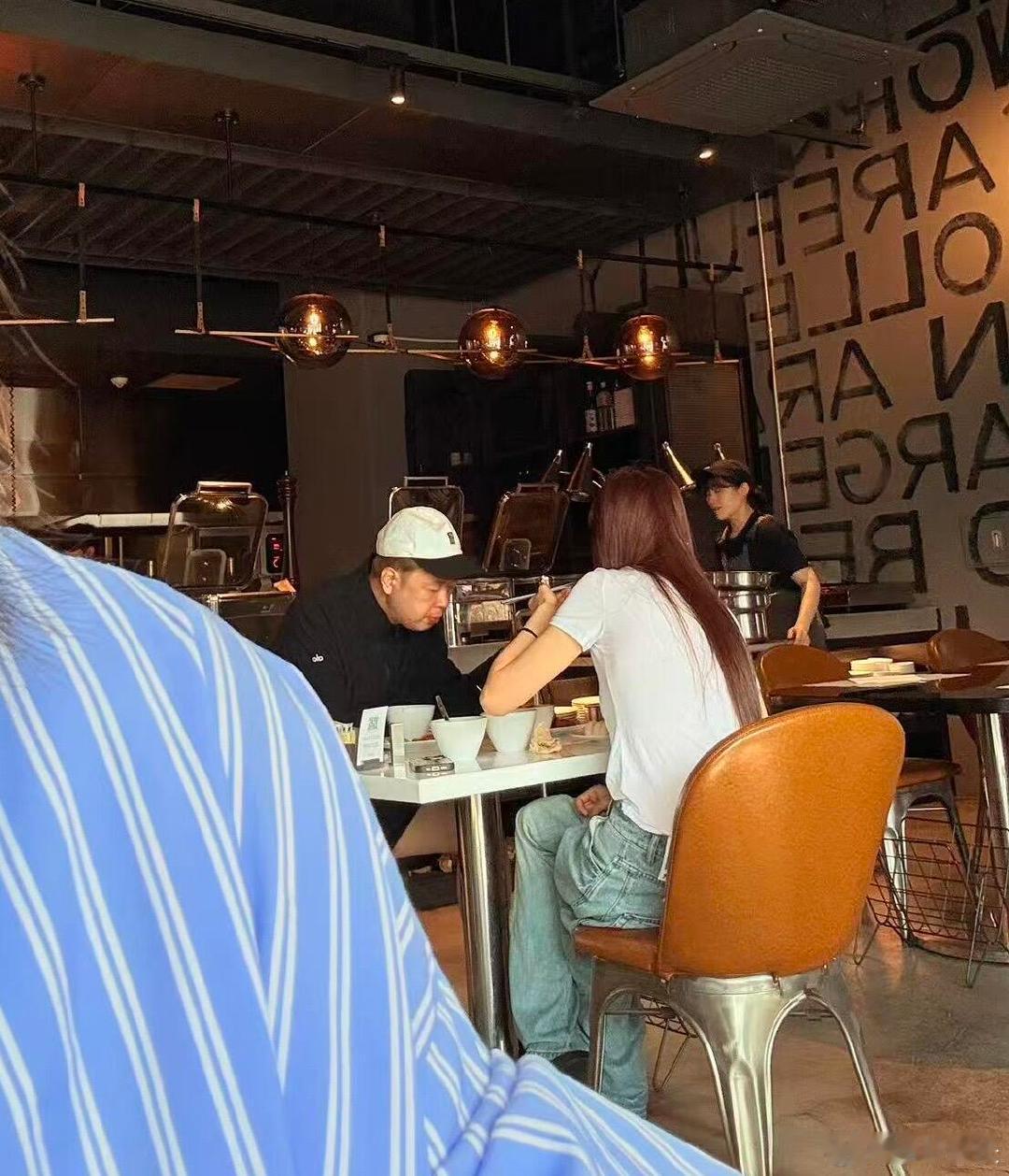 韩国酒店偶遇杜海涛沈梦辰网友在韩国酒店偶遇杜海涛沈梦辰吃早餐，那些传他俩离婚的人