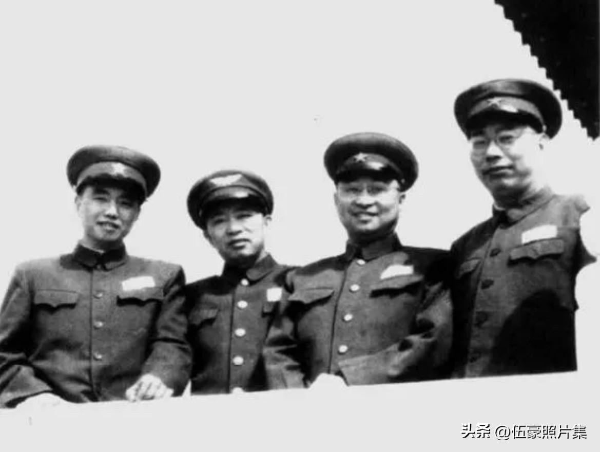 1953年10月1日，国庆四周年庆典在天安门城楼的合影，从左至右依次是：许光达、