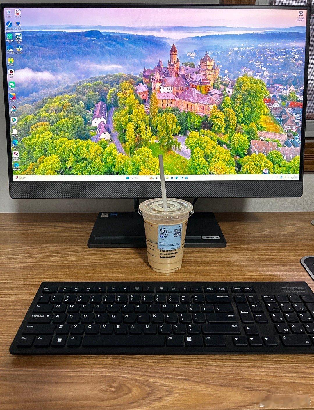 我在喝咖啡，拍抖音。 ​​​