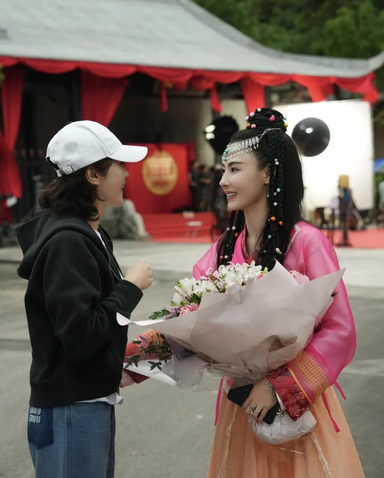 近日，张柏芝在香港拍摄综艺，挚友黎姿探班，并送上鲜花。

当初，张柏芝还没出道的