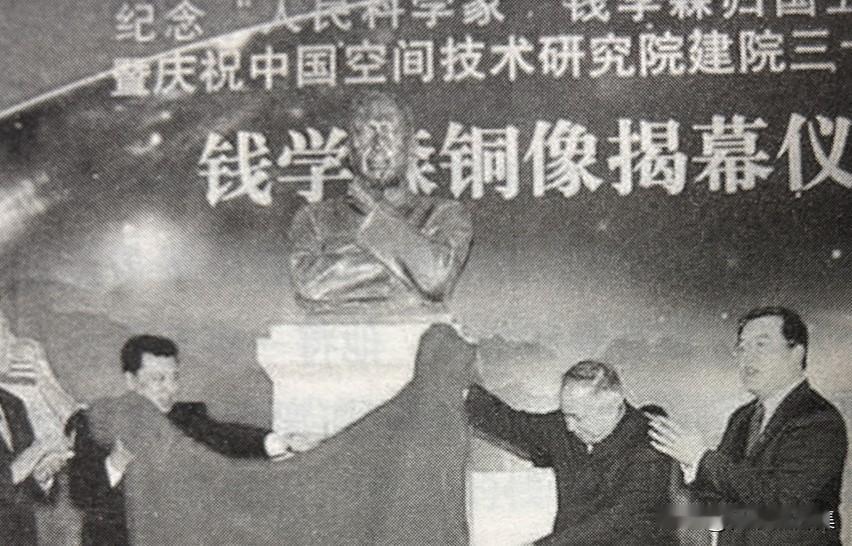 2005年2月21日，“人民科学家”钱学森同志铜像揭幕仪式在北京航天城隆重举行的