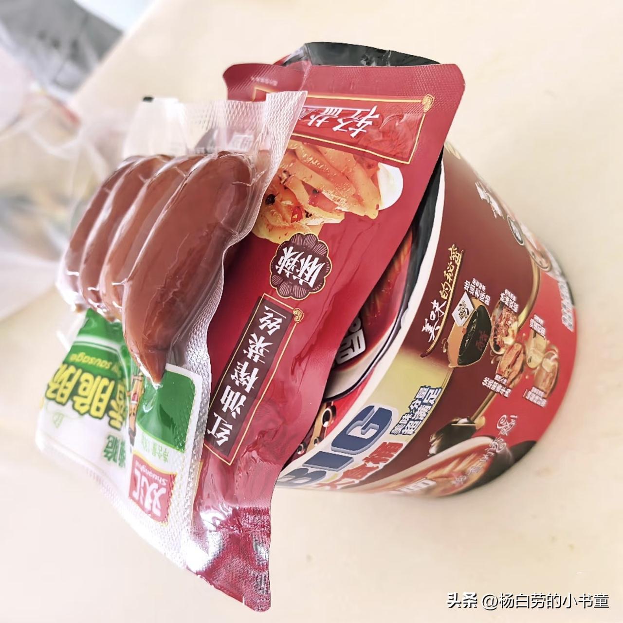 炸锅！穷人三件套集体涨价！年轻人含泪吃土，挂面竟成“救命稻草”？
 
年轻人的餐