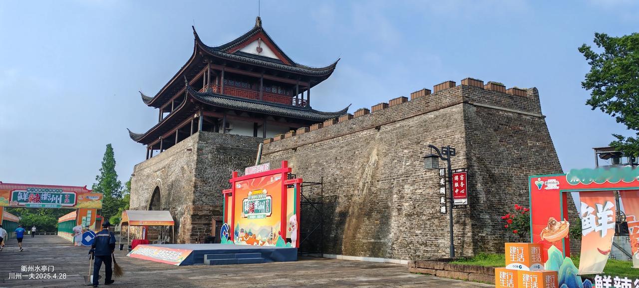到衢州旅游，应来水亭门。
“一座水亭门，半部衢州史。”这座屹立在衢江畔的古城门，