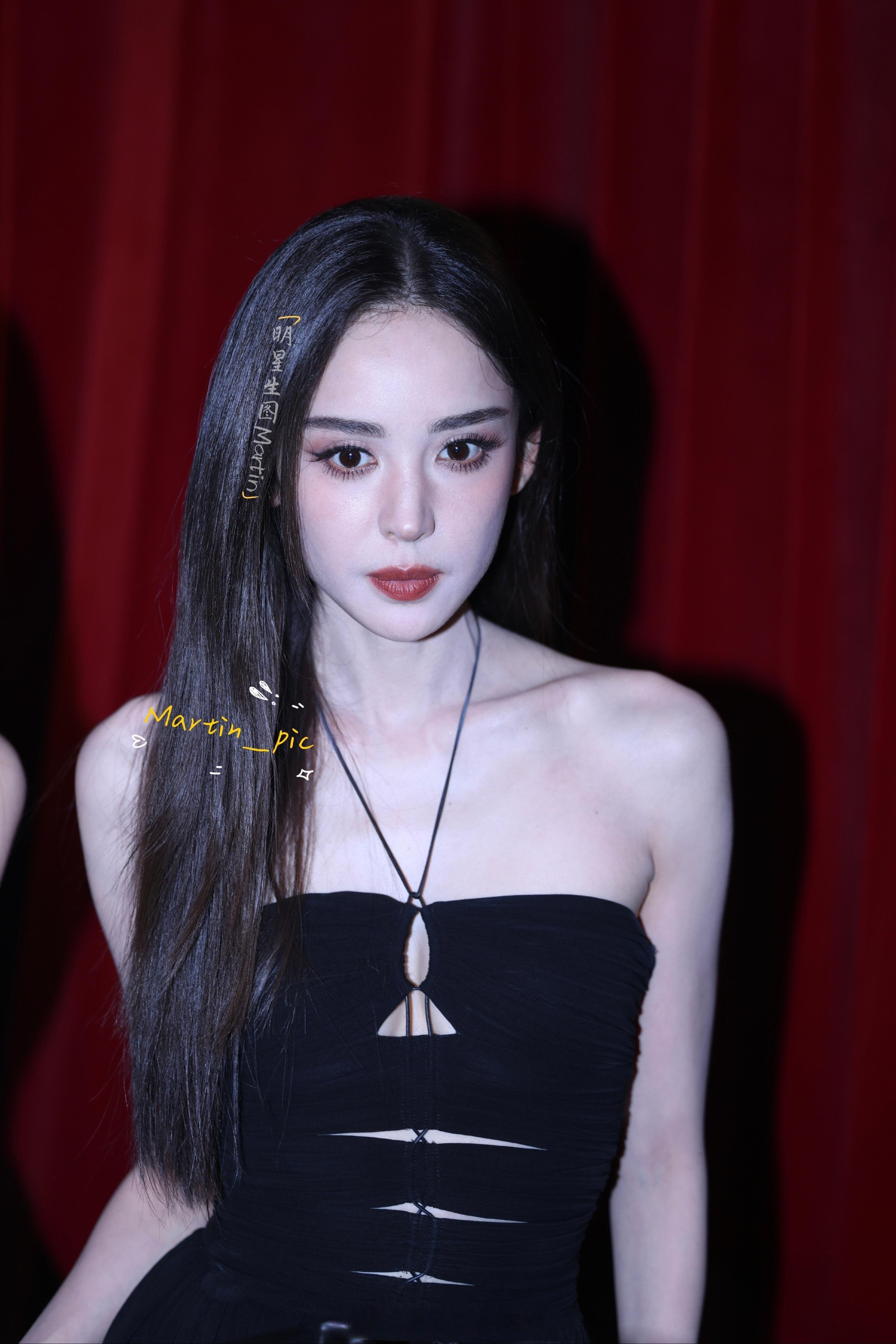 娜扎TOMFORDBEAUTY活动现场生图，期待美娜明天的直播造型✨ ​​​