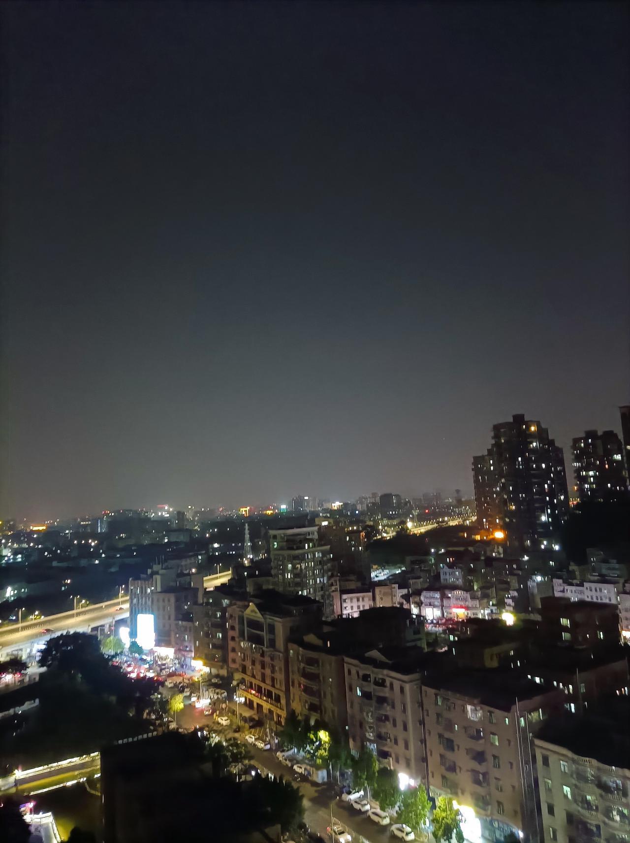分享一张深圳的夜晚照片昨天晚上刚好拍了一张深圳的夜景[呲牙]