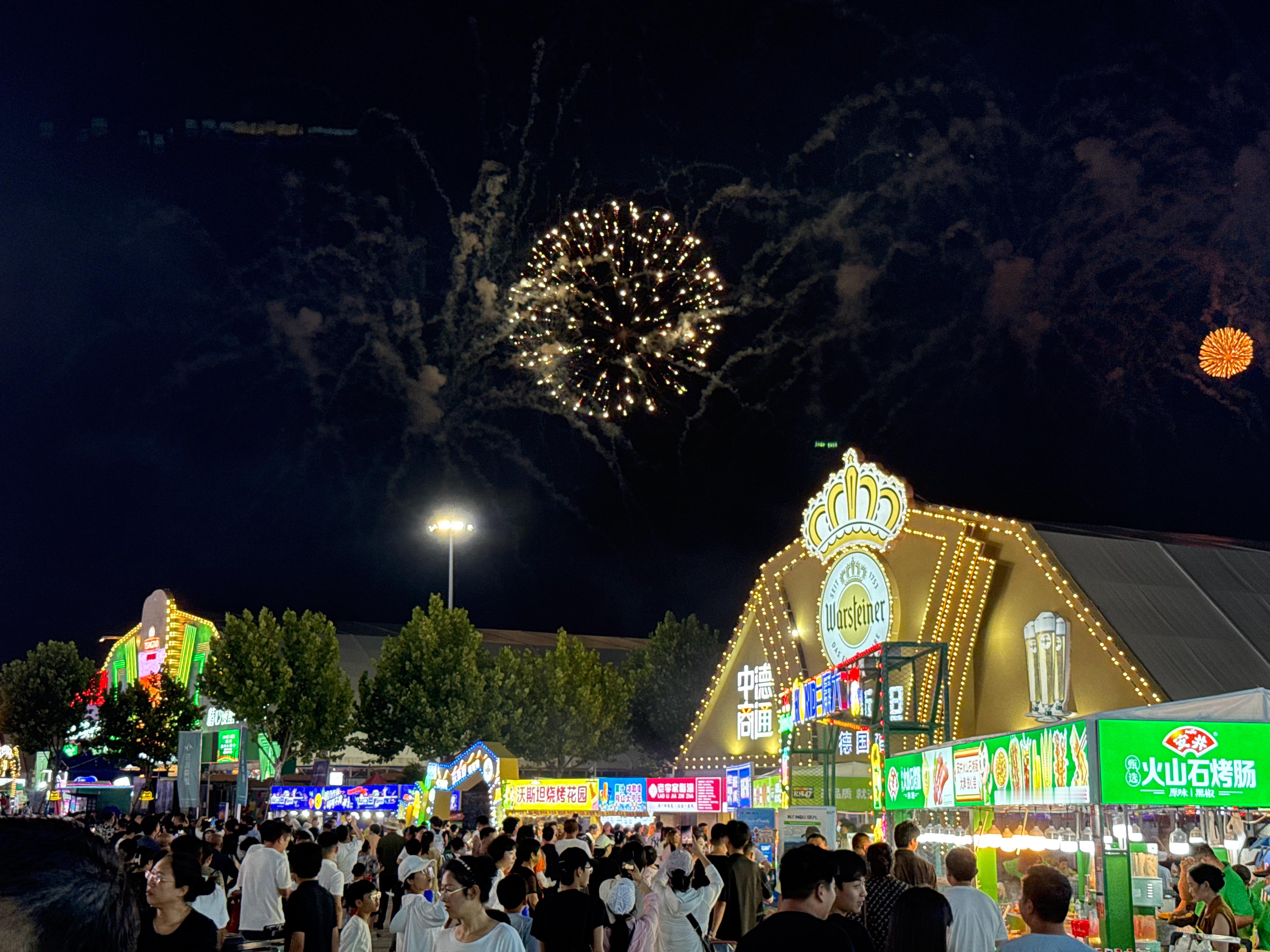 青岛啤酒节，人山人海，不过大家貌似只认青岛啤酒，其他品牌啤酒棚没啥人[允悲]  