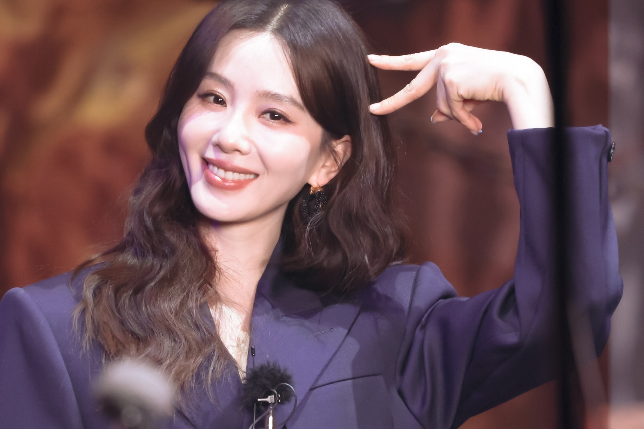 刘诗诗也是可爱，眼睛亮晶晶的，真的很像小猫耳朵，可以多教她一些镁粉小妙招 