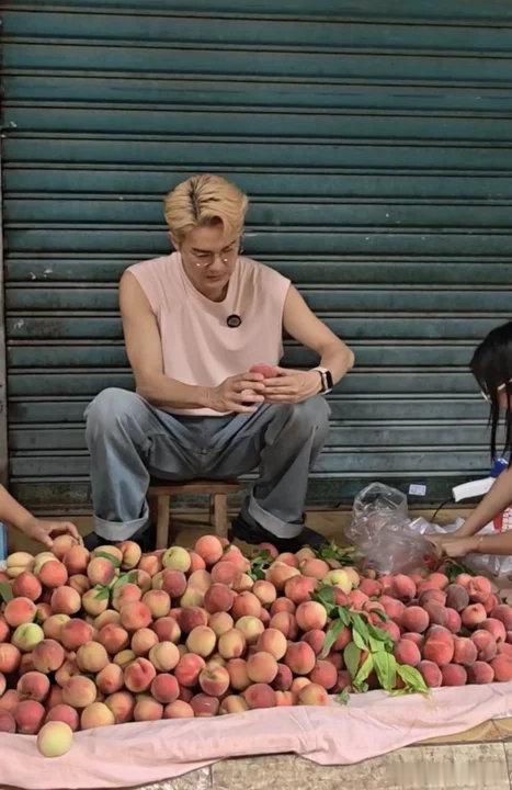 偶遇吴克群路边卖桃子咱就是说吴克群你别太接地气，怎么被偶遇路边卖桃子了哈哈哈哈！