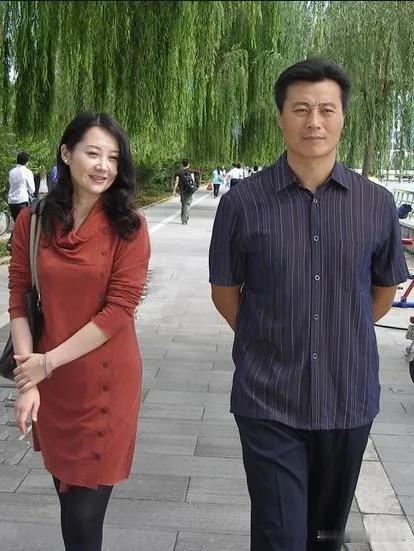 右边是男演员任程伟，穿件格子衬衫，倒背着手，高大帅气。愣是没看出左边的女生是谁？