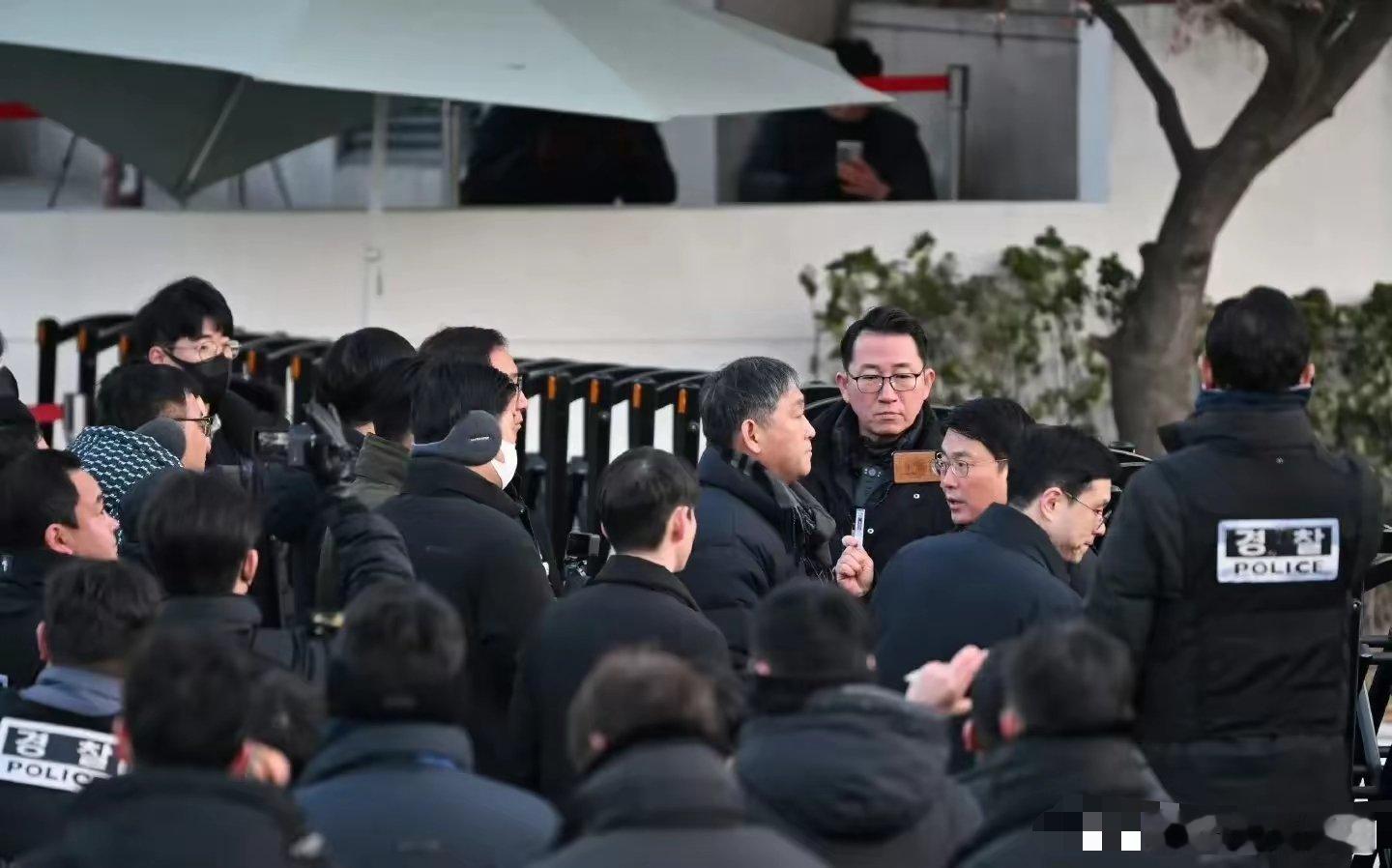 尹锡悦为啥这么难抓 尹锡悦，这下子连跑路都不行了！大批支持者围堵门口，2800警