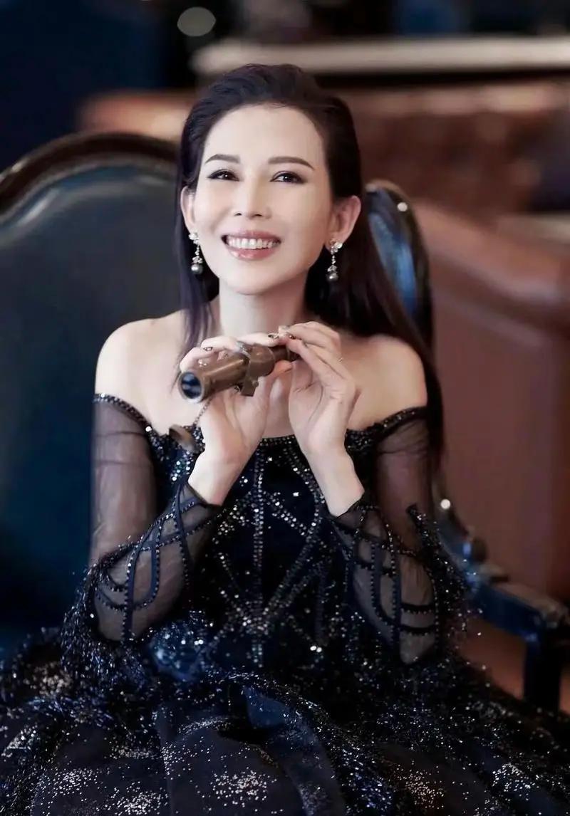著明影星蔡少芬和张晋恩爱18年零绯闻。还育有两女一子，一家五口幸福美满。蔡少芬出