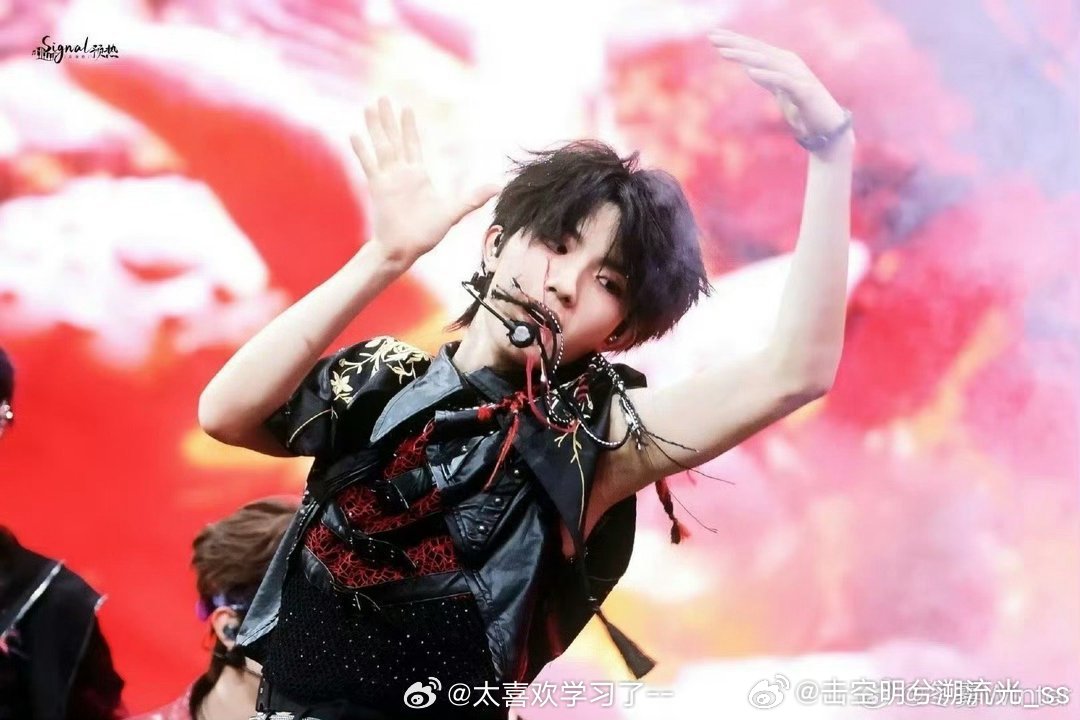 苏新皓要去卸美甲苏新皓一天跳十个小时舞 为了舞台效果和练舞方便果断卸美甲，背后是