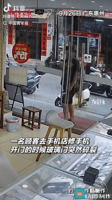 破防了。广东惠州，一名男子去手机店修手机，不料推门进店时，玻璃门竟突然碎裂了，男