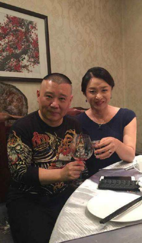 和郭德纲挨做在一起拼酒的这位美女你们看出她是谁了吗？