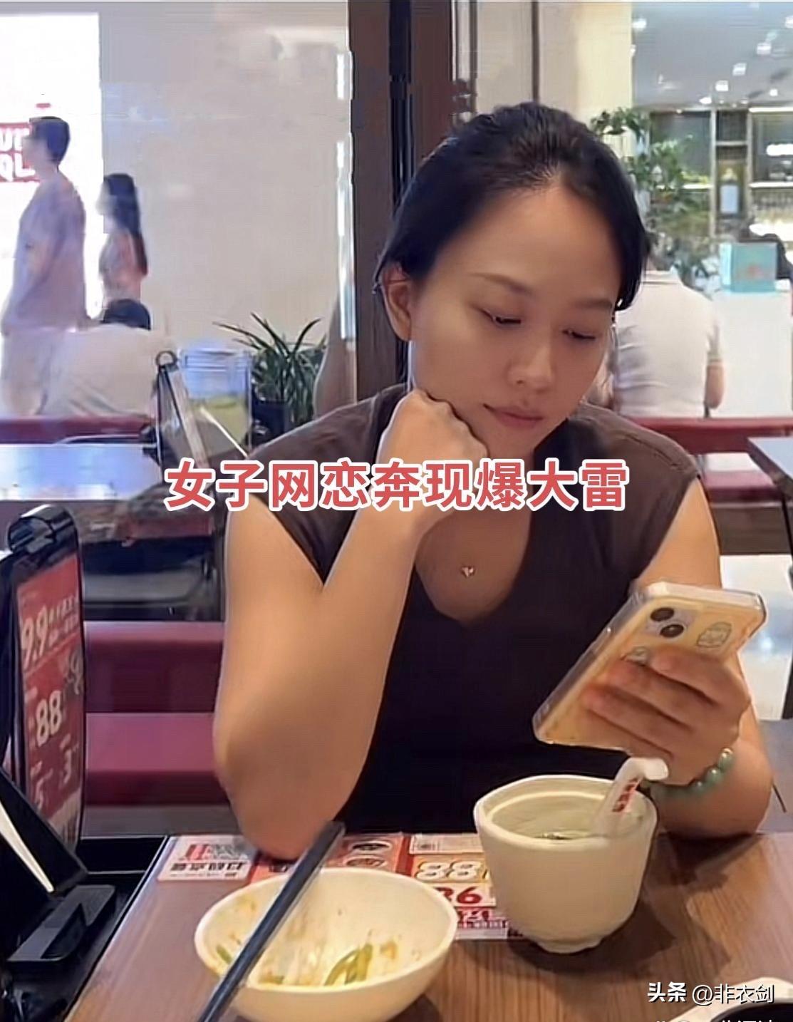 一名28岁小伙子，平时上班圈子小，也不喜欢社交，一直单身。
 
前段时间，小伙网