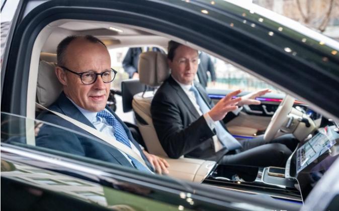 2月26日，德国总理默茨在北京参观了梅赛德斯-奔驰后，突然失去了“自信”。因为当