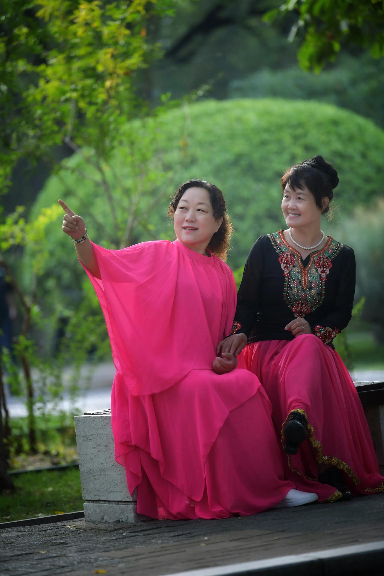 开心快乐的好姐妹，相约在丛台公园。#初秋公园随拍# #金秋漫步时光机#