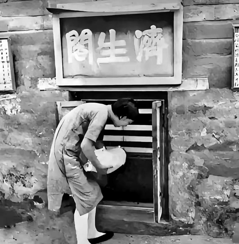 1930年，周秀兰的丈夫刚死，她穷得没奶喂娃。抱着没满月的女婴，她狠心搁在济生阁