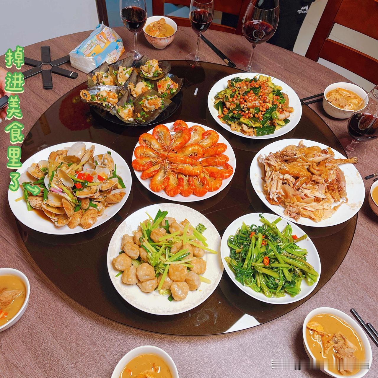 我掉进美食里了，满桌珍馐，尽享人间美味。