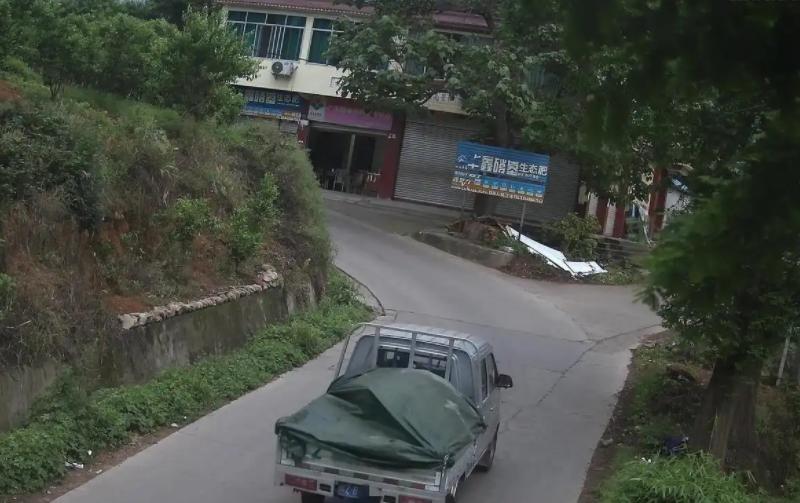 又一个大快人心！！！四川蒲江一果农跟收购商吵架报警，情急之下吼出一句“你让我用的