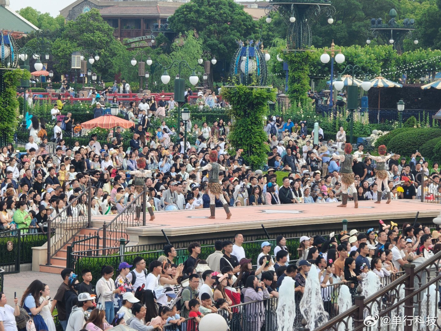 感谢俞总感谢追觅，做一天快乐小孩子！追觅请5万多人去迪士尼追觅俞浩花4000万请
