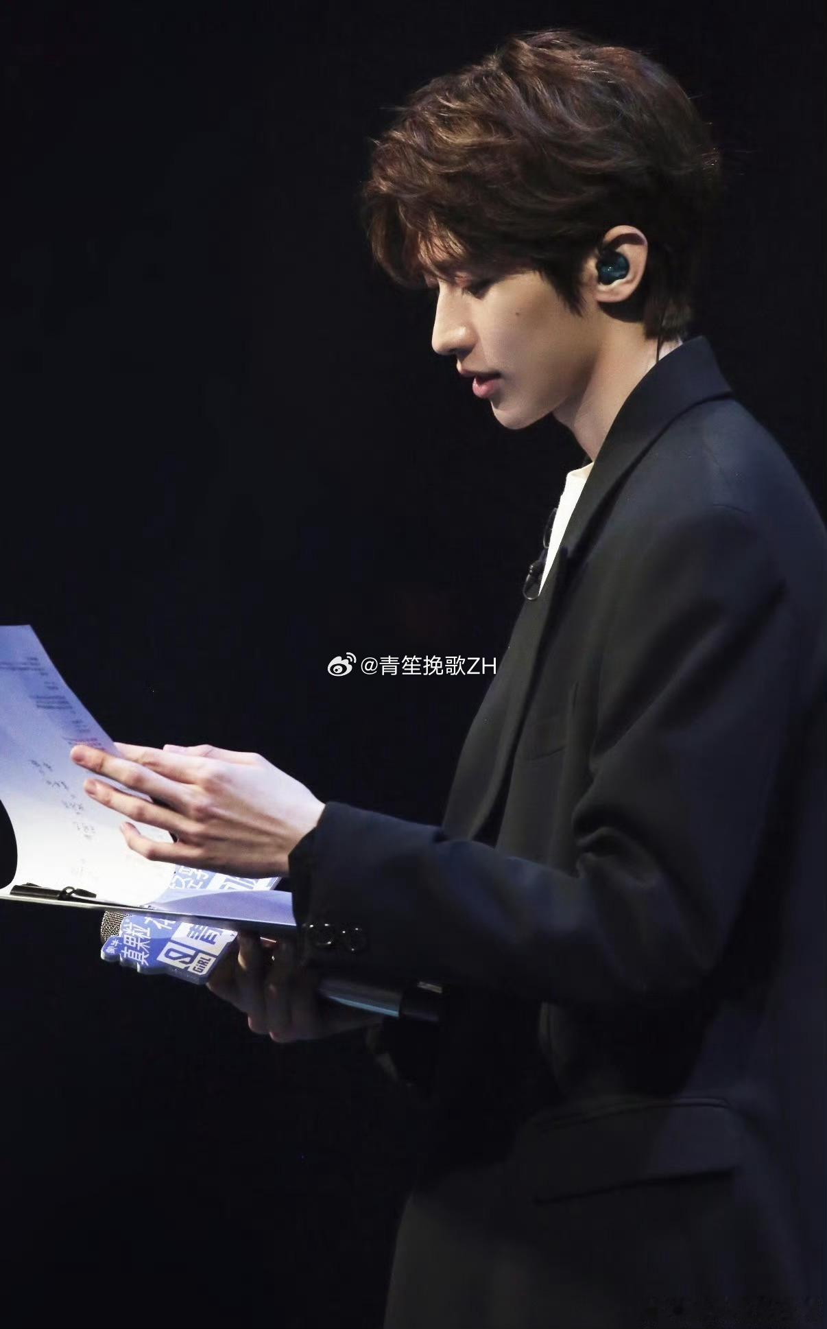 蔡徐坤印尼节目蔡徐坤的印尼节目还有表演部分，真的羡慕哭现场的朋友，小板凳已经搬好