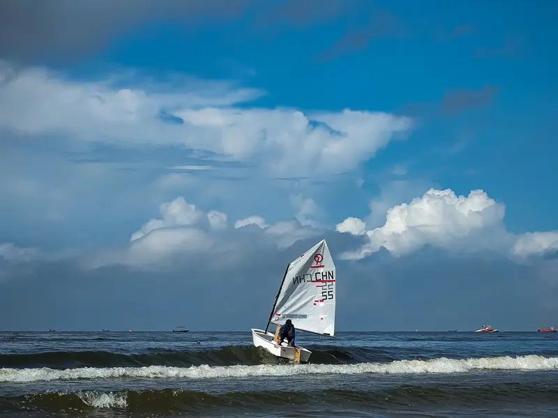 上联，扬帆不惧千重浪，求下联。策马常怀万里行。