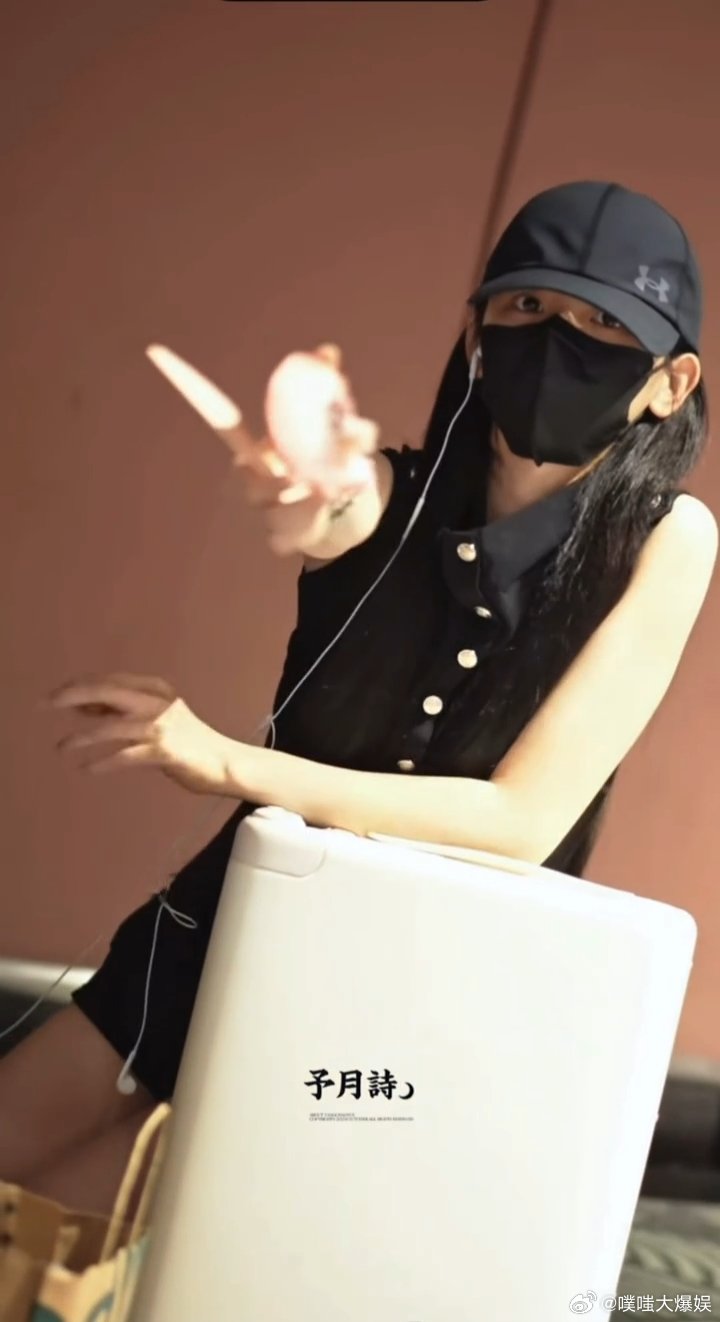 杨超越杨超越给粉丝吃桃子杨超越分桃子给粉丝吃 杨超越我保证你是天使😇，专门切开